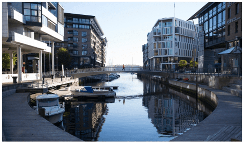 Fjord City: A Waterfront Urban Renewal Project in Oslo. photo shows Aker Brygge waterfront, New dwelling, and urban development