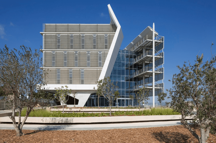 Porter School of Environment Architecture Project- Tel Aviv. the side photo of the building shows the two elements of design.