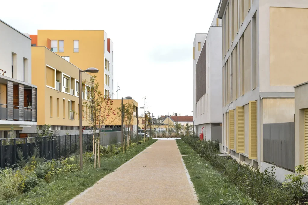 Clause Bois Badeau Urban Regeneration & Design project Brétigny.  green space between buildings