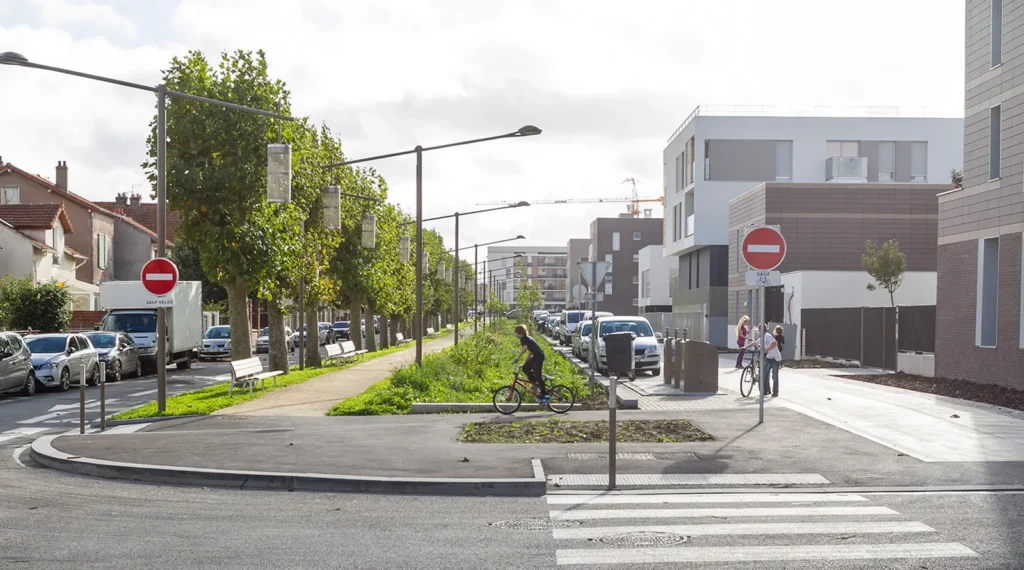 Clause Bois Badeau Urban Regeneration & Design project Brétigny. green space on paths between buildings