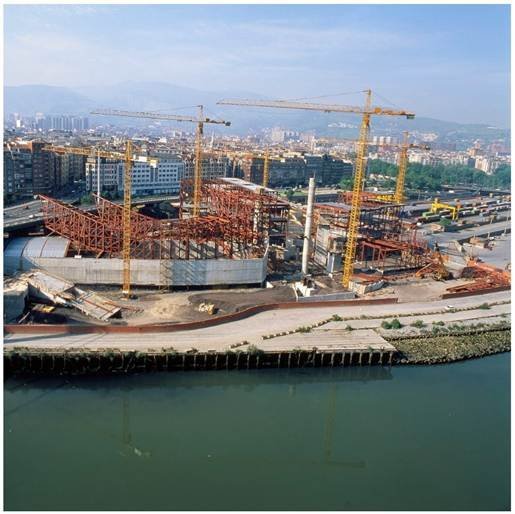 Architecture and Art: Art Influence in the Modern World. Bilbao Museum, Spain.