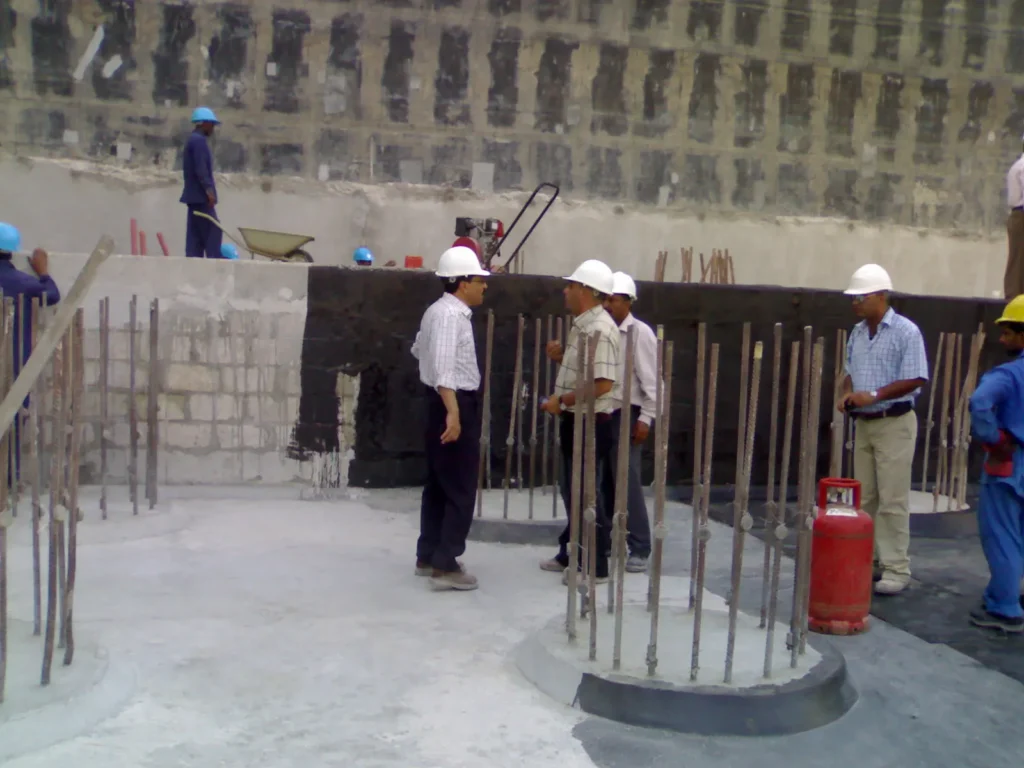 Architects / 12 site supervision steps: schedules & Meetings. figure 2, RE and the site team conducting a site coordination meeting.
